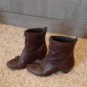 ADORABLE! Born leather booties